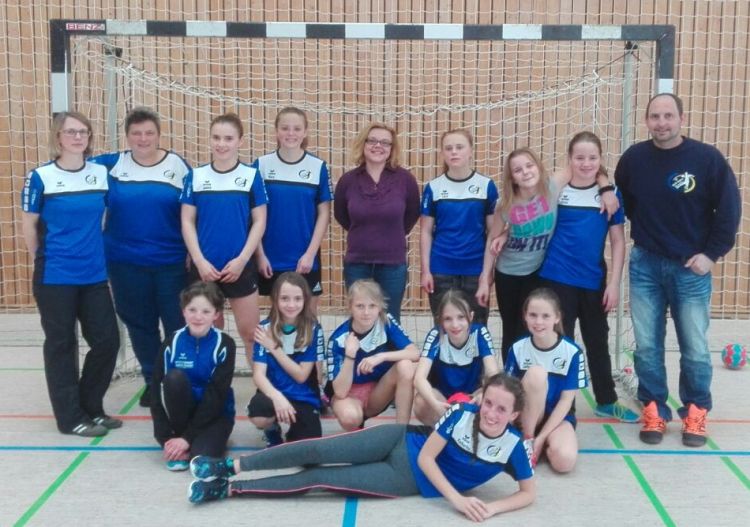 Auf dem Bild sind, hintere Reihe von links: Claudia,  Steffi, Janina,  Mara,  Bea von der Fa. Elco,  Lara,  Elena,  Alexa,  Hansi Vordere Reihe von links: Jette,  Annika,  Lea-Marie,  Sarah,  Larissa  Liegend: Katharina