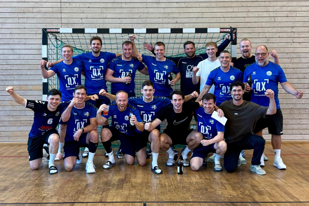 Jubelnde Spieler der SG AmmerGäu nach dem Gewinn des Turniers